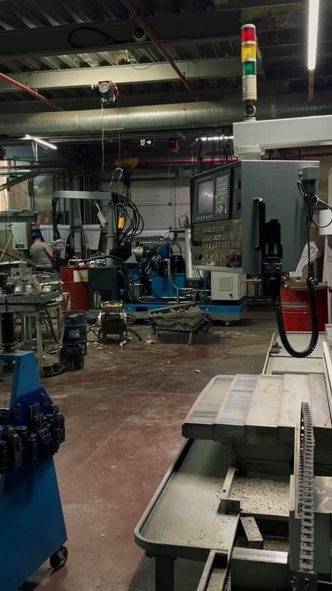 Döküm makineleri, kontrol panelleri ve boru hatları üretim bölümünde bulunuyor