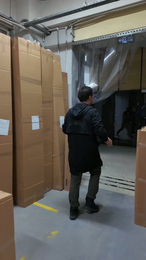 Yüksek koliler depo çıkışına yakın alanda yan yana duruyor.