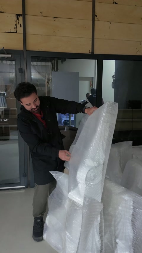 Usta, büyük dekoratif parçanın koruyucu örtüsünü açmaya başlıyor.