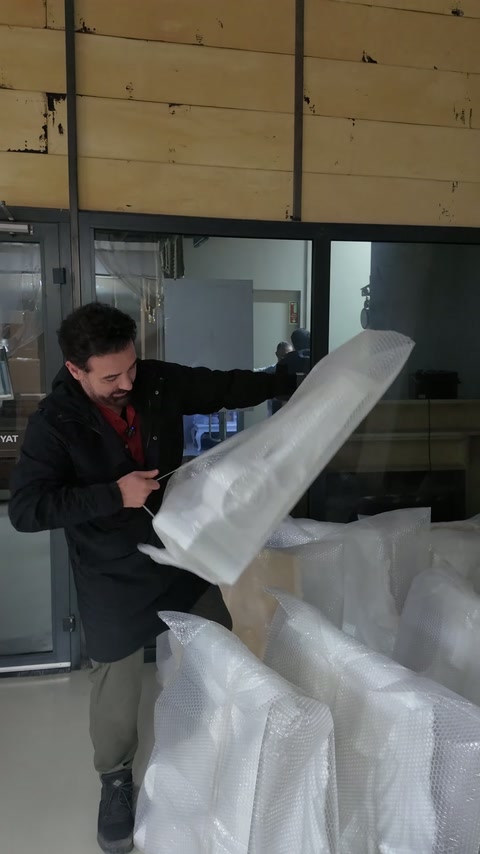 Koruyucu ambalaj büyük sütun başlığının üzerinden geriye çekiliyor.