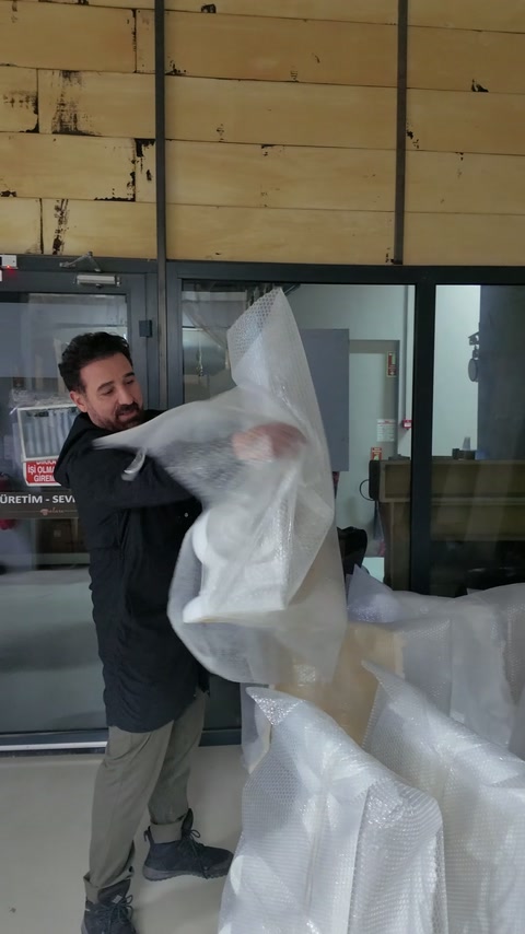 Paketlenmiş Korint başlığı örtü açılarak sevkiyat öncesi inceleniyor.
