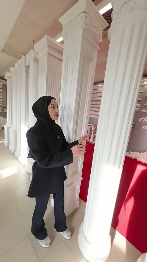 Sunucu, ince yivli sütunun önünde gövde yapısını anlatıyor.