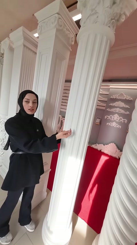 Korint başlıklı sütun ve düz pilaster arasında sunucu görülüyor.