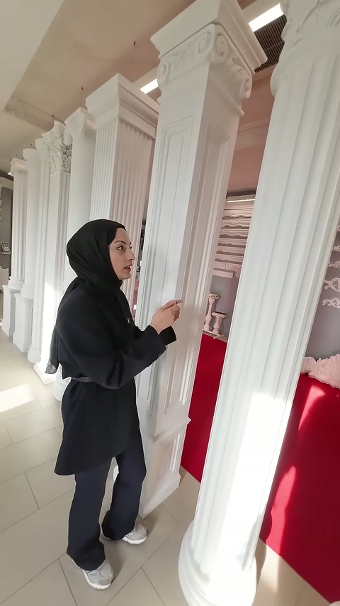 Sunucu, iki köşeli pilaster ile yuvarlak sütun arasında duruyor.