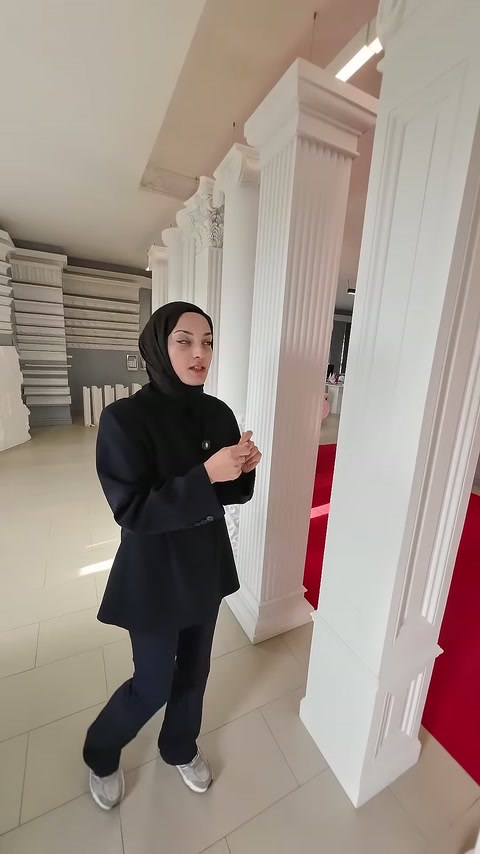 Sunucu, yüksek pilaster modellerinin biçimlerini karşılıklı değerlendiriyor.