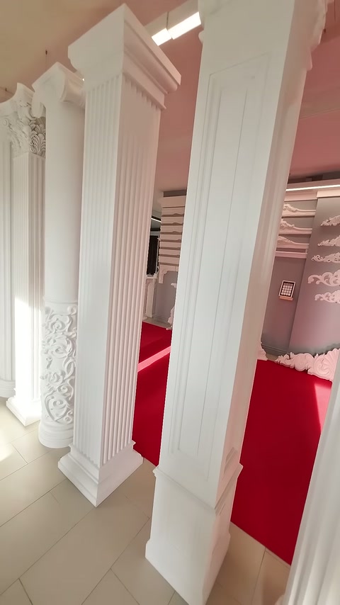 İnce uzun pilasterler ile oyma motifli dekoratif panel sergileniyor.