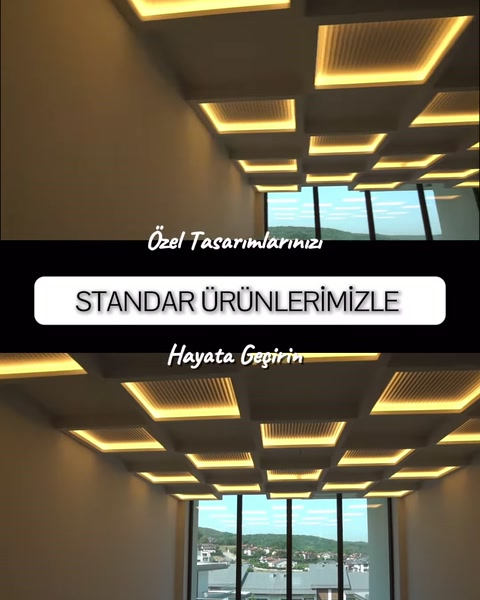 Uzun iç mekânda sıralanan kare armatürler sıcak ışık yayıyor
