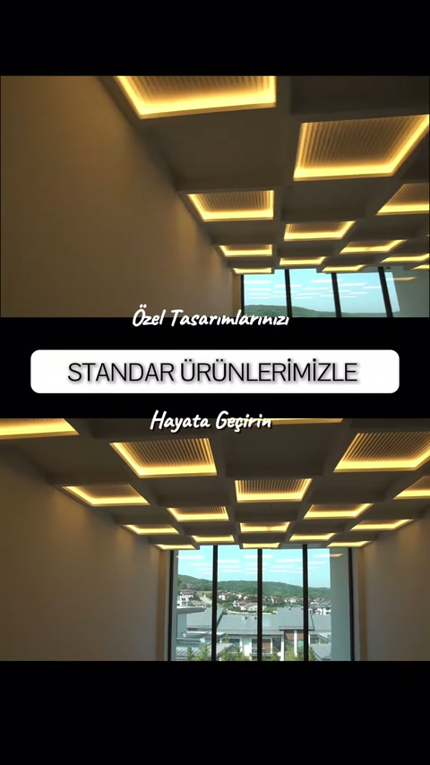 Tavan boyunca sıralanan geometrik armatürler pencereli mekânı aydınlatıyor