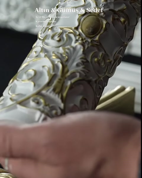 Kabartmalı mini sütun parçasında altın renkli motif ayrıntıları