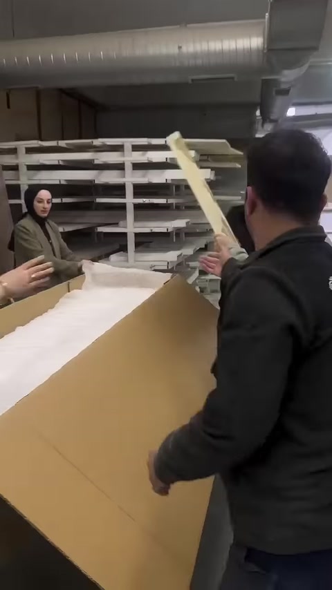 Dar dekoratif çıta profili paketleme sırasında elde inceleniyor