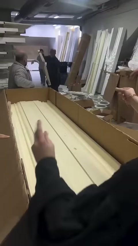 Dekoratif çıtalar kutu içinde aynı yönde yan yana sıralanıyor