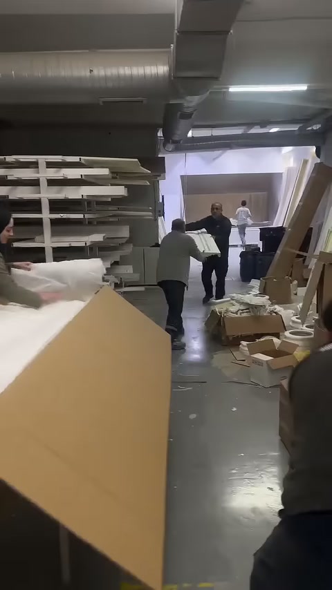 Beyaz koruyucu dolgu uzun profillerin üstüne doğru çekiliyor