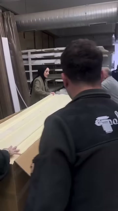 Çalışan kutudaki uzun dekoratif parçaların dizilimini kontrol ediyor