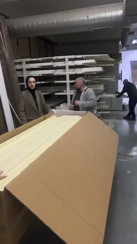 Açık kutunun içindeki profiller paketleme ekibi tarafından düzenleniyor