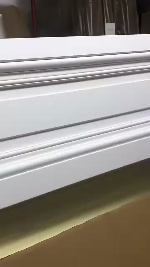 Kademeli yüzeye sahip beyaz kartonpiyer profili yakından görülüyor