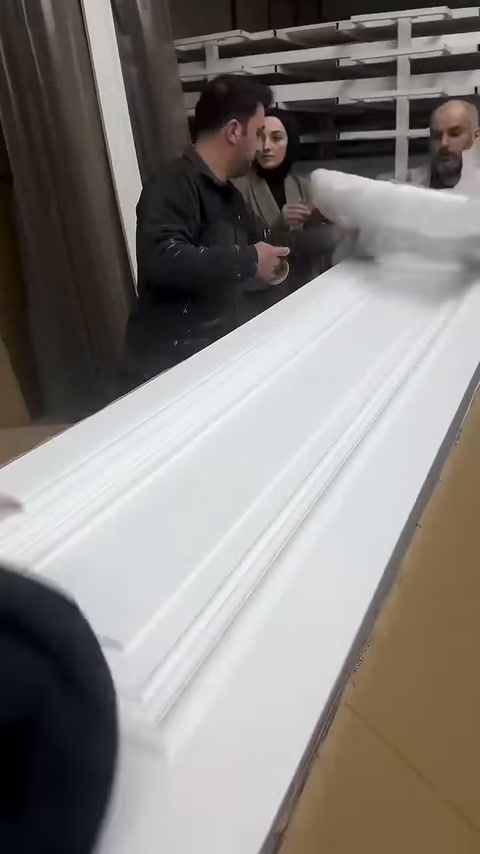 Koruyucu beyaz örtü uzun profillerin üzerinden kutuya doğru açılıyor