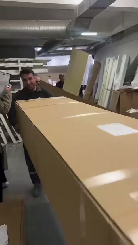 Geniş karton kapak dolu profil kutusunun üzerine getiriliyor