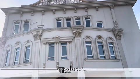 Dekoratif sütun ve pencere süslemeleriyle tamamlanmış yapı cephesi