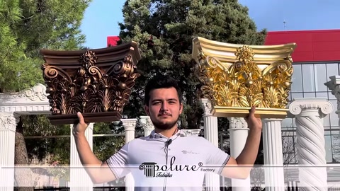 Farklı renklerdeki korint desenli sütun başlıkları yakından gösteriliyor