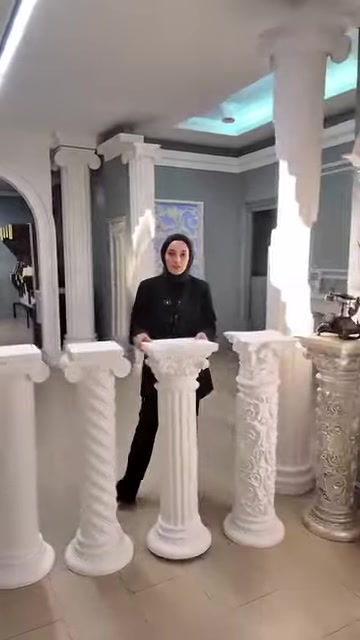 Sunucu, kare tablalı ve işlemeli kaideler arasındaki modelleri tanıtıyor.
