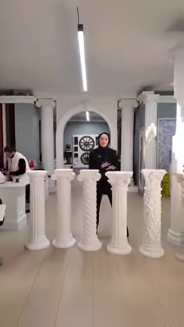 Çeşitli form ve yüksekliklerdeki poliüretan sehpalar showroomda sıralanıyor.