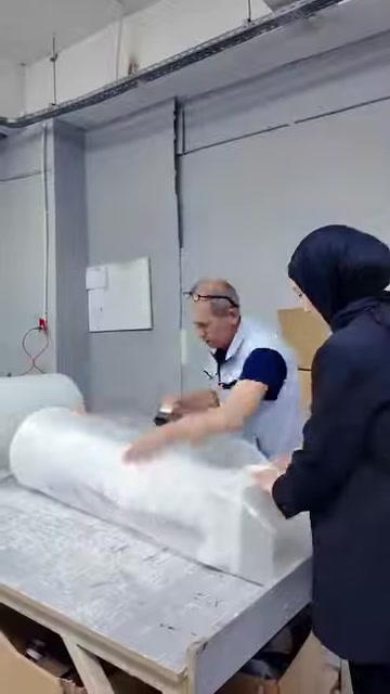 Büyük silindirik dekoratif gövde çalışma tezgâhında kontrol ediliyor.