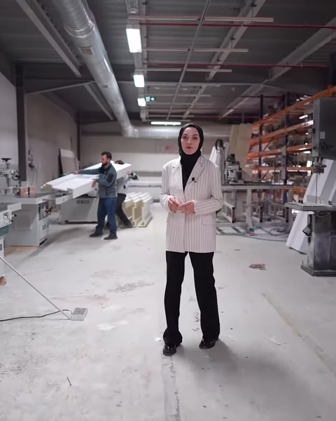 Sunucu geniş üretim atölyesinde özel söve modelini tanıtıyor