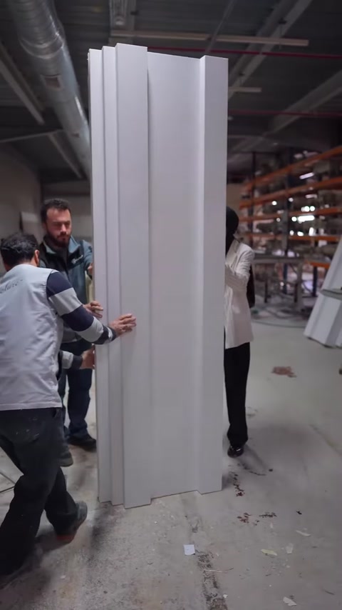 Uzun dikey profiller üretim alanında yan yana kontrol ediliyor.