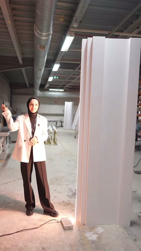 Dikey kat silmeleri ve aydınlatılan alt kenarlar atölyede sergileniyor.