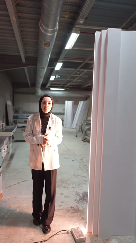 Uzun beyaz profillerin kademeli yüzleri sunucunun yanında dikey uzanıyor.