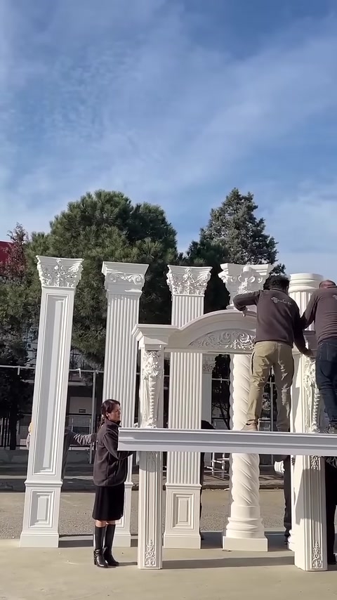 Sütunlu dekoratif giriş düzeninde üst parça dikkatlice hizalanıyor
