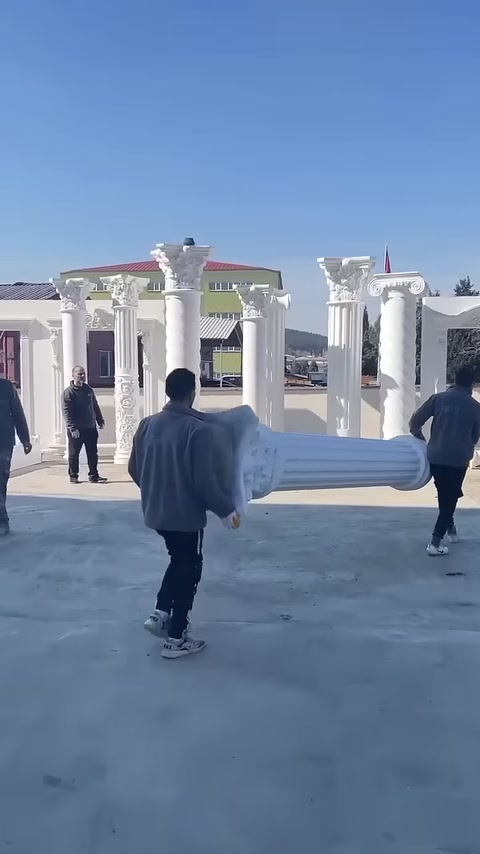 Video, dekoratif sütunların bulunduğu avluda yatay tutulan yivli gövdeyi gösteriyor