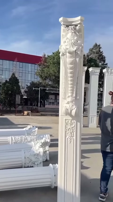 Kabartma motifli dikdörtgen sütun elemanı yakından sergileniyor