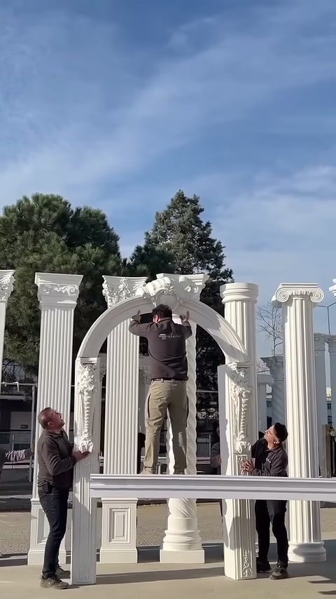 Kemerin iki ucu sütun başlıklarının yanında elle ayarlanıyor