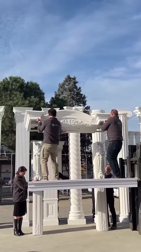 Beyaz alınlık parçası sütunların tepesinde iki çalışanla hizalanıyor