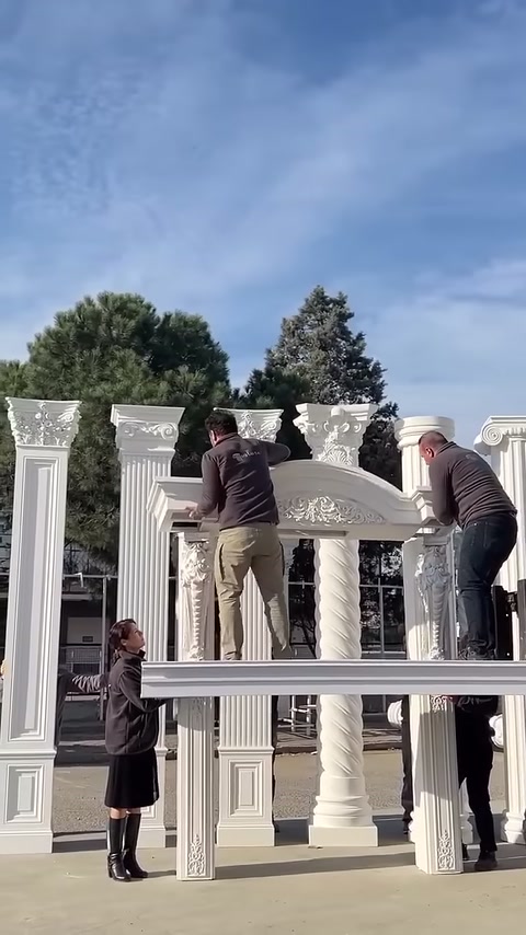 İki çalışan alınlık elemanını dikey parçaların üzerinde sabit tutuyor