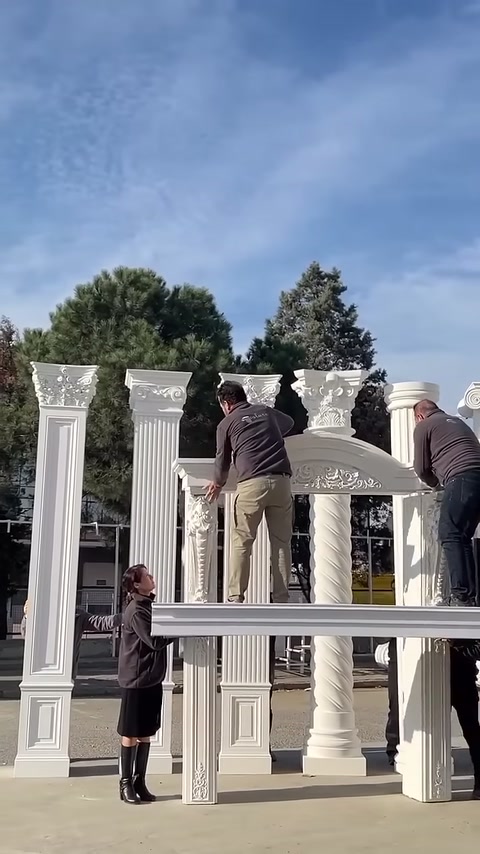 Sütunlu cephe düzeninin işlemeli alınlığı son konumunda kontrol ediliyor