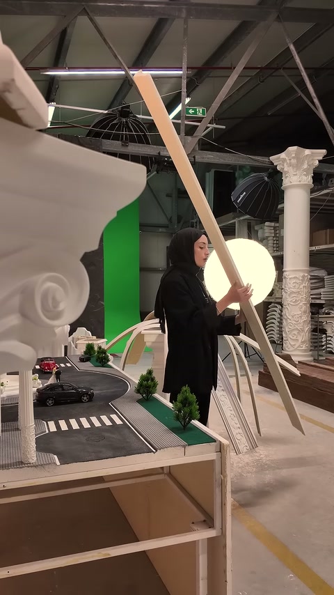 Uzun sade flex çıta, dekoratif ürünlerin önünde esnetilmeden gösteriliyor