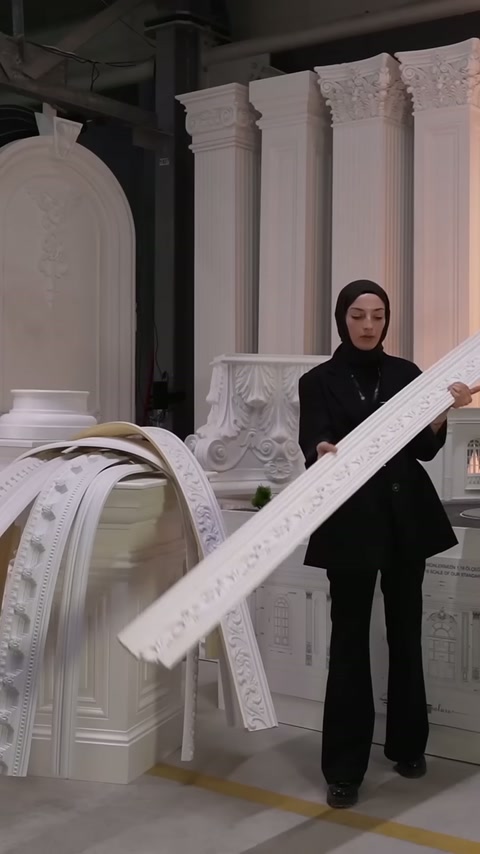 Kabartmalı beyaz kartonpiyer profili, sunum sırasında yatay biçimde tutuluyor