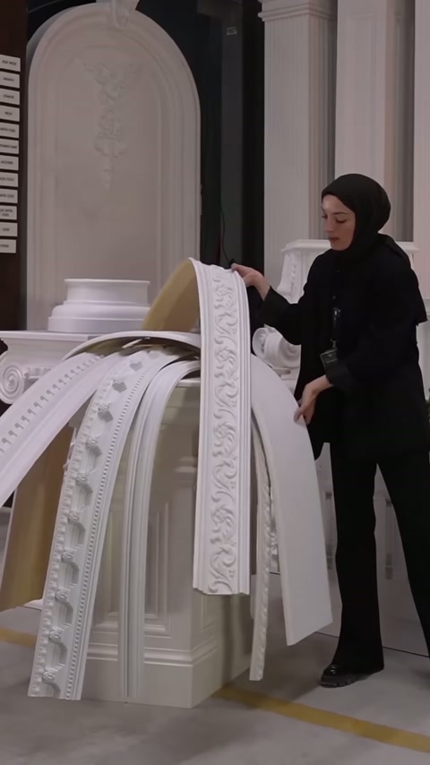 Düz beyaz flex panel, desenli çıtaların arasından öne doğru çekiliyor