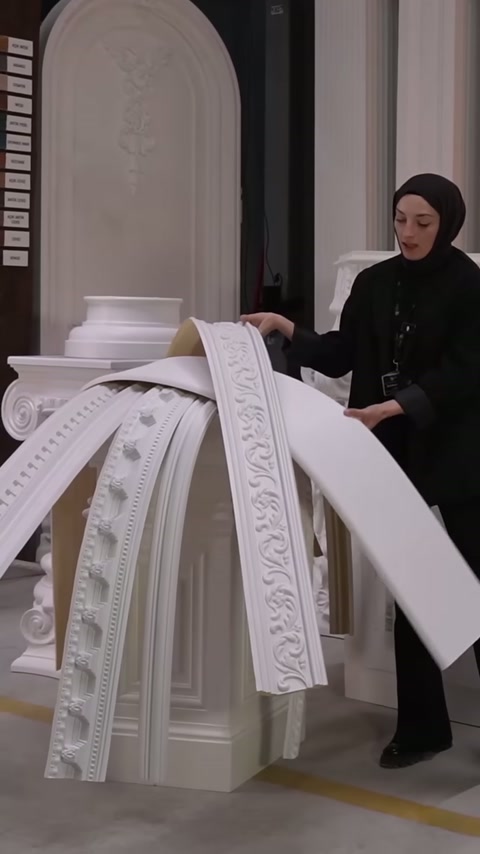 Esnek panelin beyaz yüzeyi, kavisli ürün grubunun yanında tutuluyor