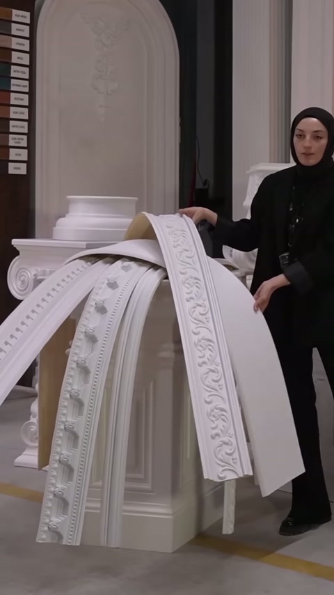 Uygulayıcı, sade esnek paneli desenli profillerin arkasında destekliyor