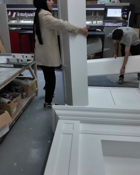 Dikey yan destek parçası şömine gövdesiyle montaj için hizalanıyor