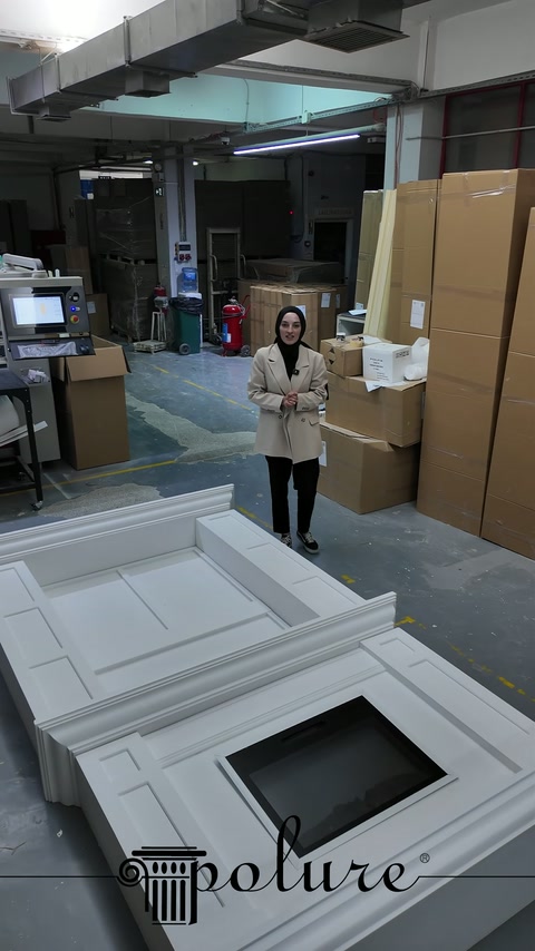 Çalışan atölyedeki tamamlanmış şömineyi siyah merkeziyle birlikte sunuyor.