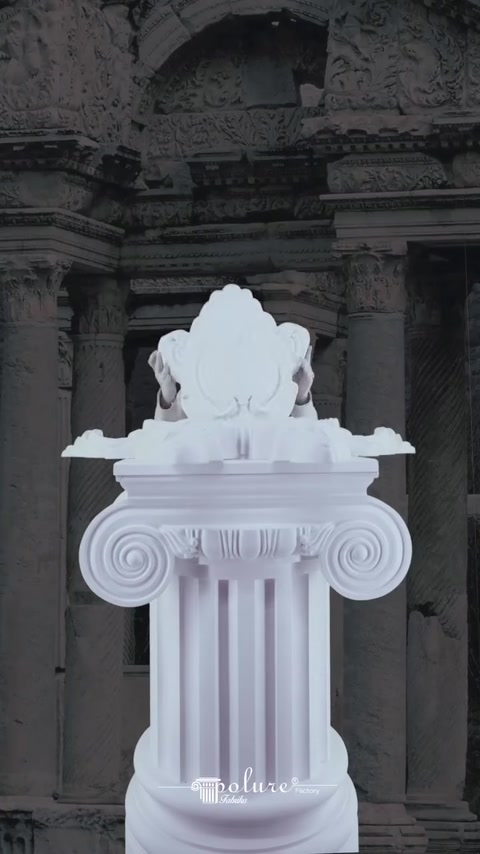 Merkez motif sütun başlığındaki dekoratif parçalarla birleştiriliyor