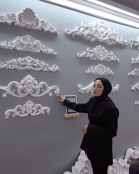 Kıvrımlı ve bitkisel detaylara sahip taç modelleri yakından tanıtılıyor