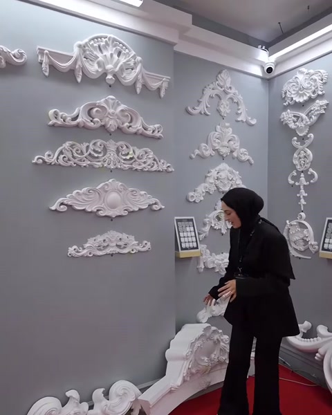 Duvar köşesinde çeşitli motifler ve dikey süsleme kombinasyonları görülüyor