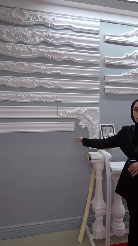 Farklı kesitlerdeki beyaz söve ve profil örnekleri duvarda sergileniyor