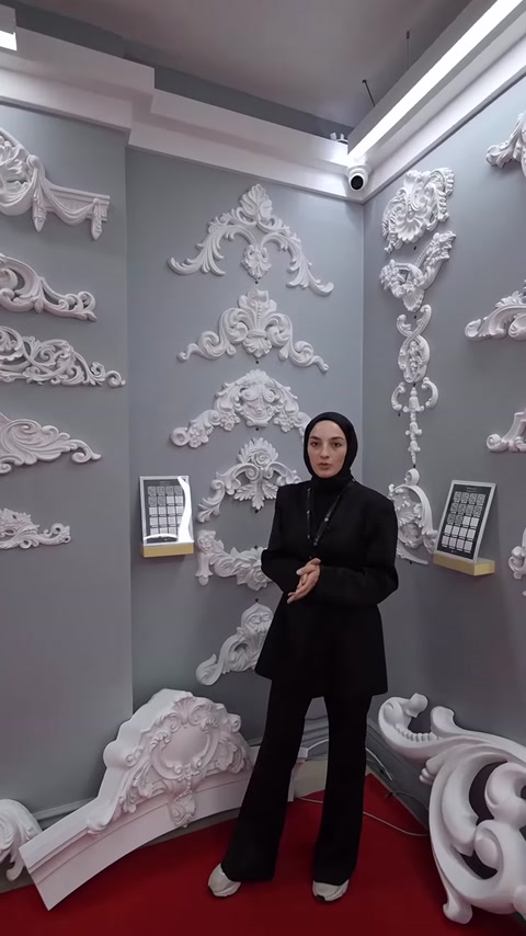 Farklı boyutlardaki duvar motifleri düzenli bir kompozisyonda sergileniyor