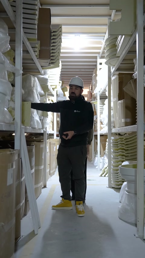 Raflarla çevrili koridorda dekoratif ürünün hafifliği gösteriliyor
